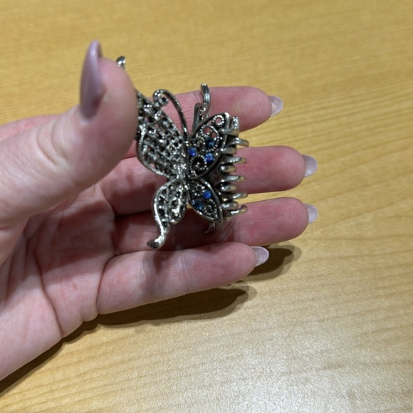 Gemmed Butterfly Claw Clip - Picture 2 of 4